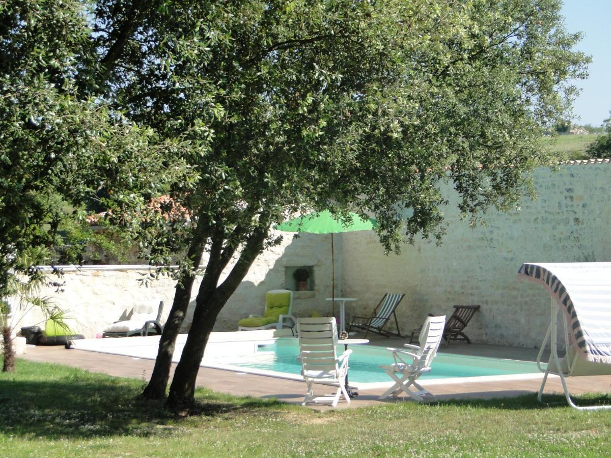 Gite Du Chateau De Pernan Avy Exterior foto